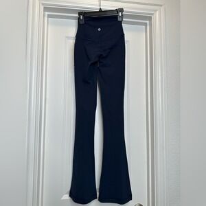 Lululemon Align High-Rise‎ Mini-Flare Pant
Regular in Navy Blue Size 0